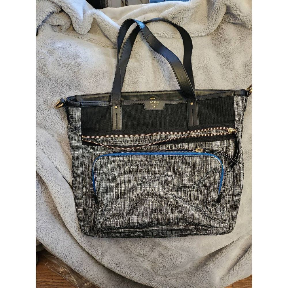 This Fossil handbag is a stylish choice for women who appreciate a combination o